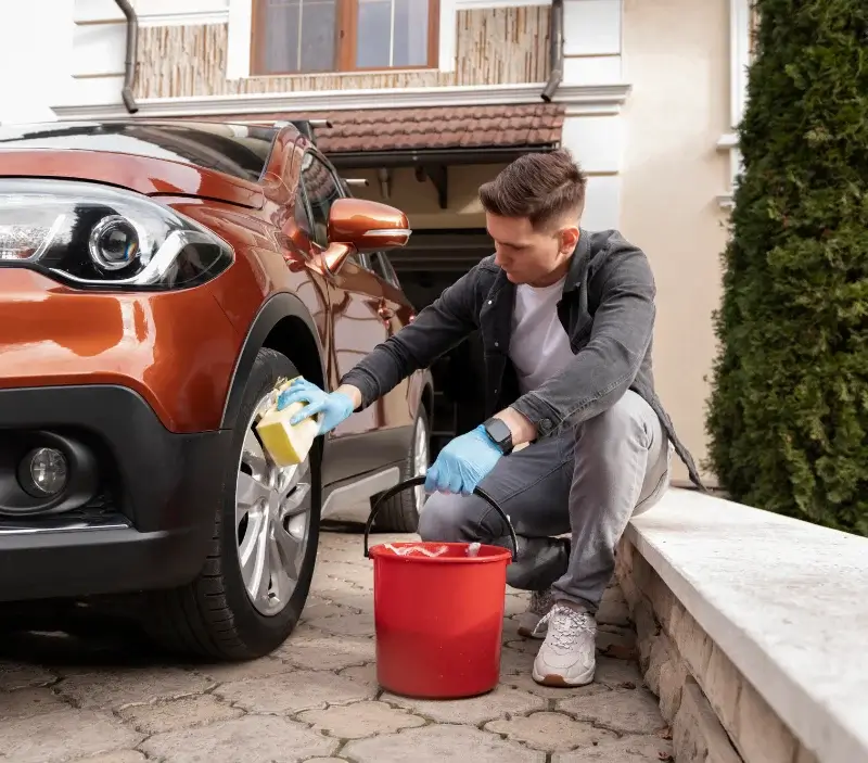 Lavage auto à domicile Ville-di-Paraso : professionnel intervenant sur un véhicule